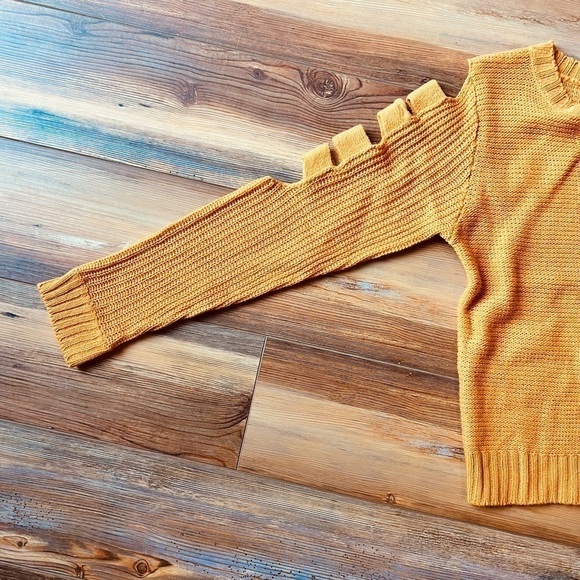 Cropped sweater with cut out long sleeves Pumpkin in color and size M - Picture 4 of 4